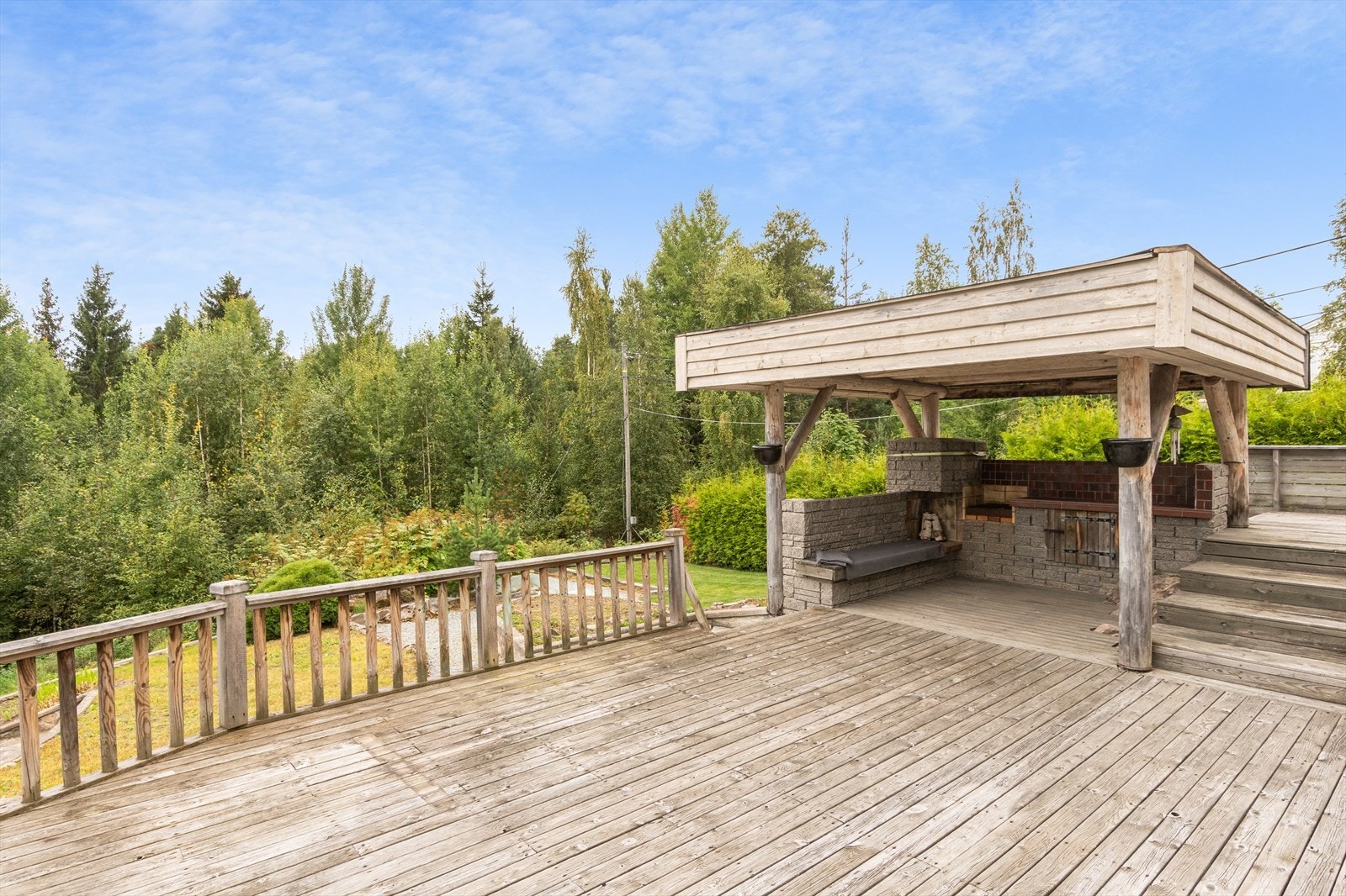 Baksiden av huset kan med enkle grep bli en skikkelig perle! - Men, her må det gjøres en del snekkerjobb og taket må tas ned Galleribilde