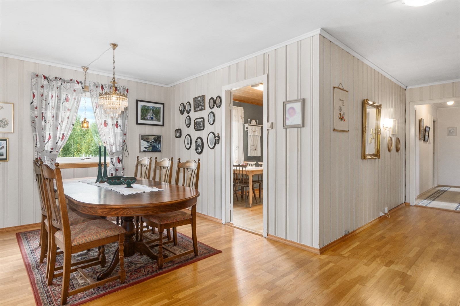 Det er dør inn til kjøkkenet, men det er ikke noe problem å være kokk og en del av selskapet! Galleribilde