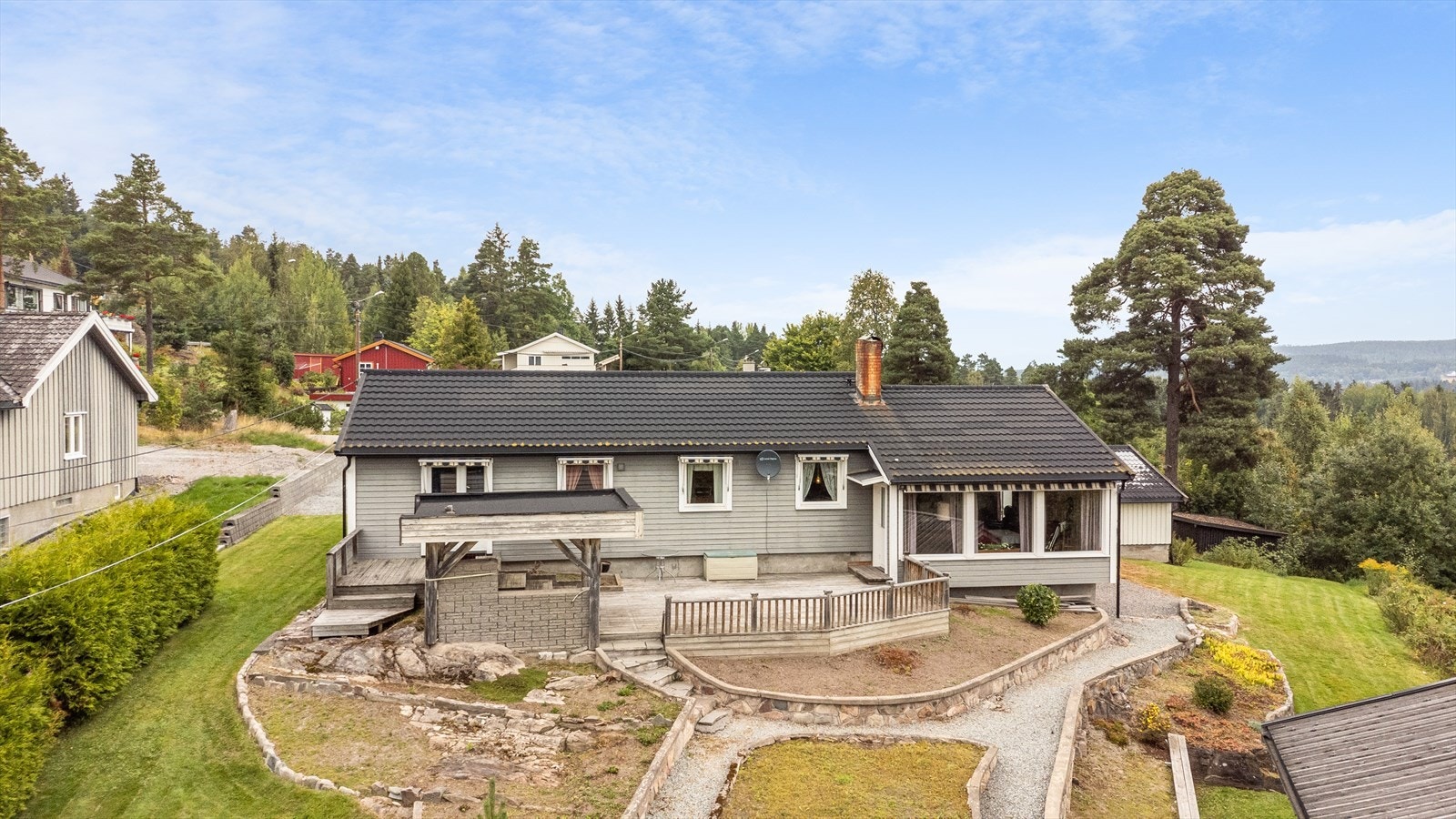 Det er ikke noe problem å se for seg at dette var en oase av en hage i sine glansdager. Her er det veldig opparbeidet og kan få nytt liv med noen nye grønne fingre! Galleribilde