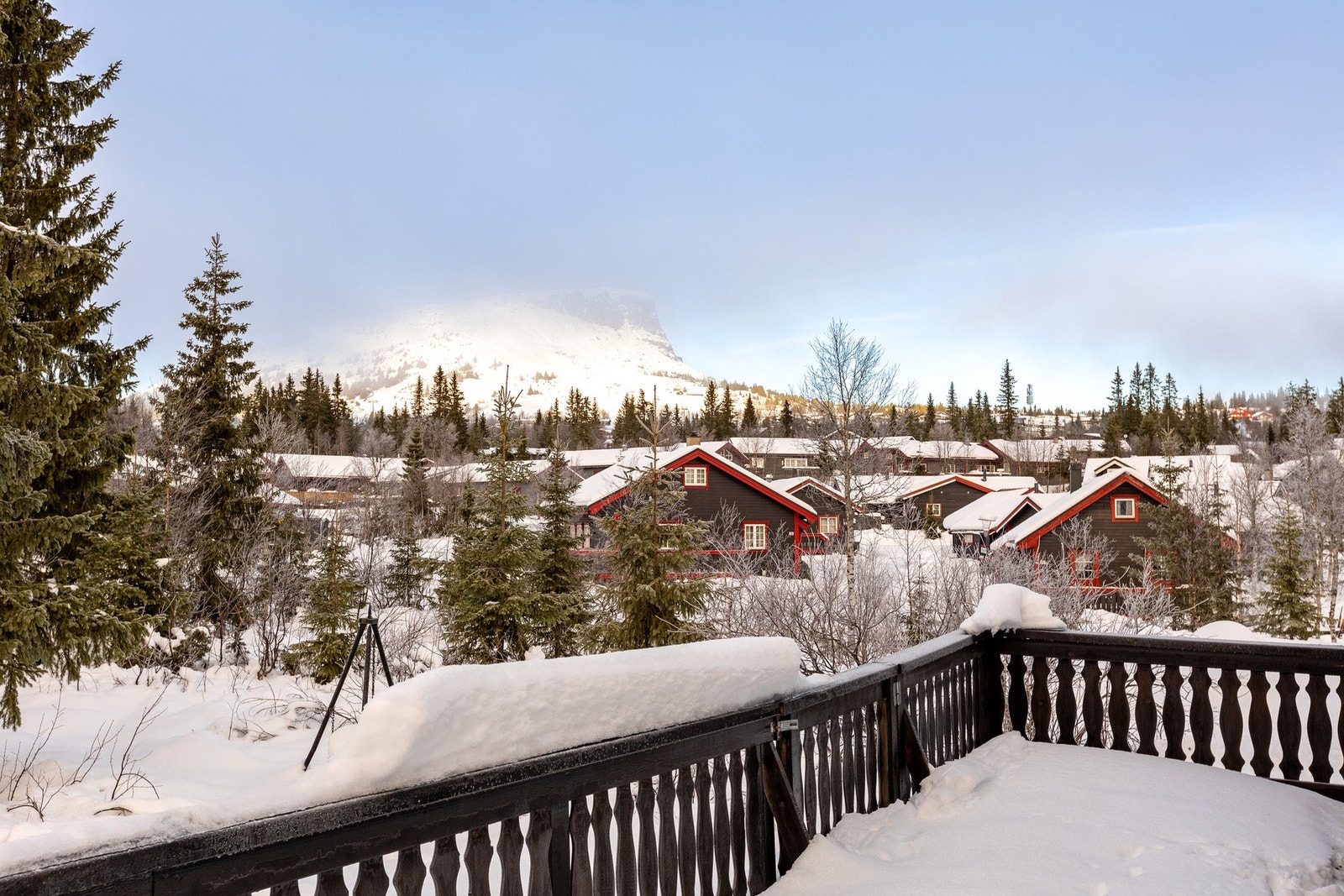 Eiet tomt i svakt hellende terreng. Naturtomt bestående av gress, samt gruset gårdsplass. Galleribilde