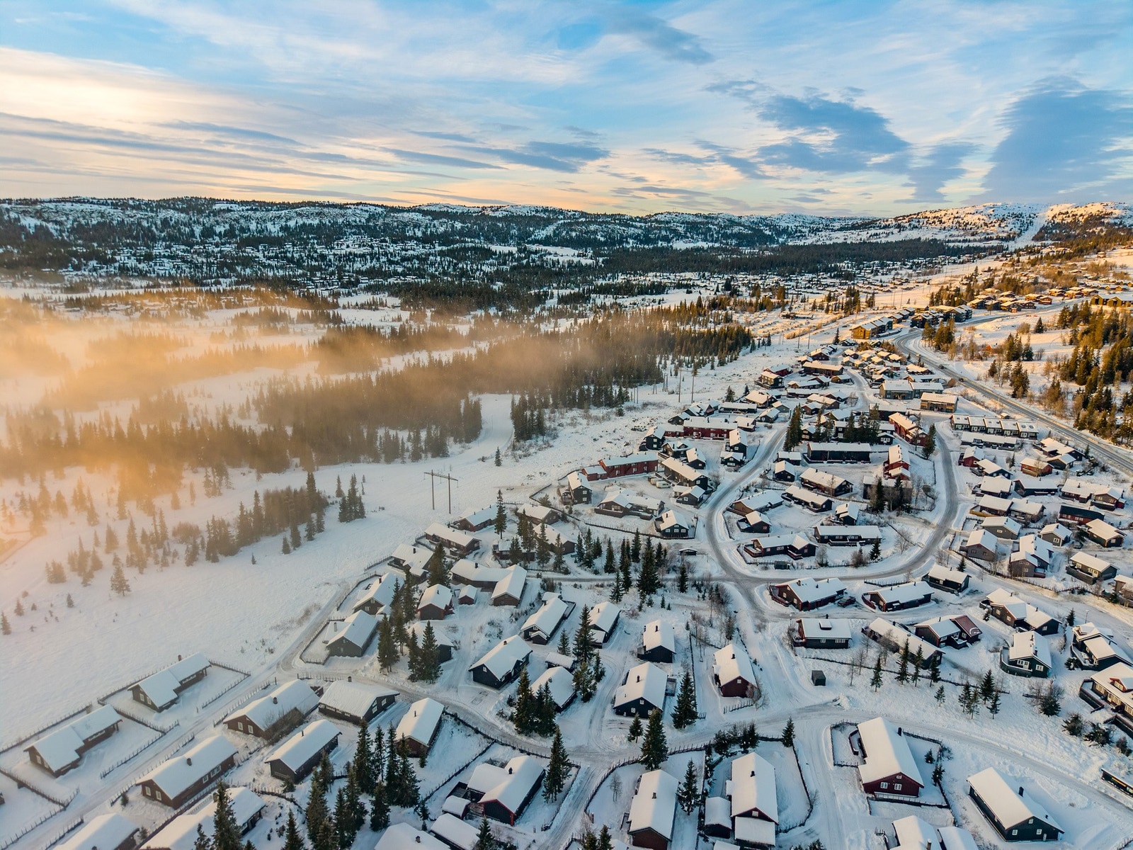 På Skeikampen kan du spille golf på Nordens høyestliggende 18-hulls golfbane. Skei Golfklubb sin 18-hullsbane ligger 900 moh i et vakkert seterlandskap. Galleribilde