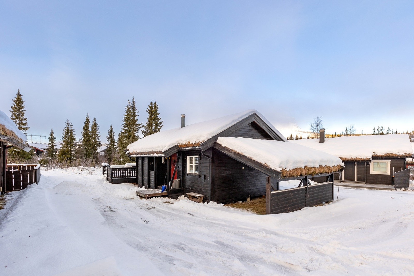 Det er en utvendig bod i tilknytning til inngangspartiet. Galleribilde