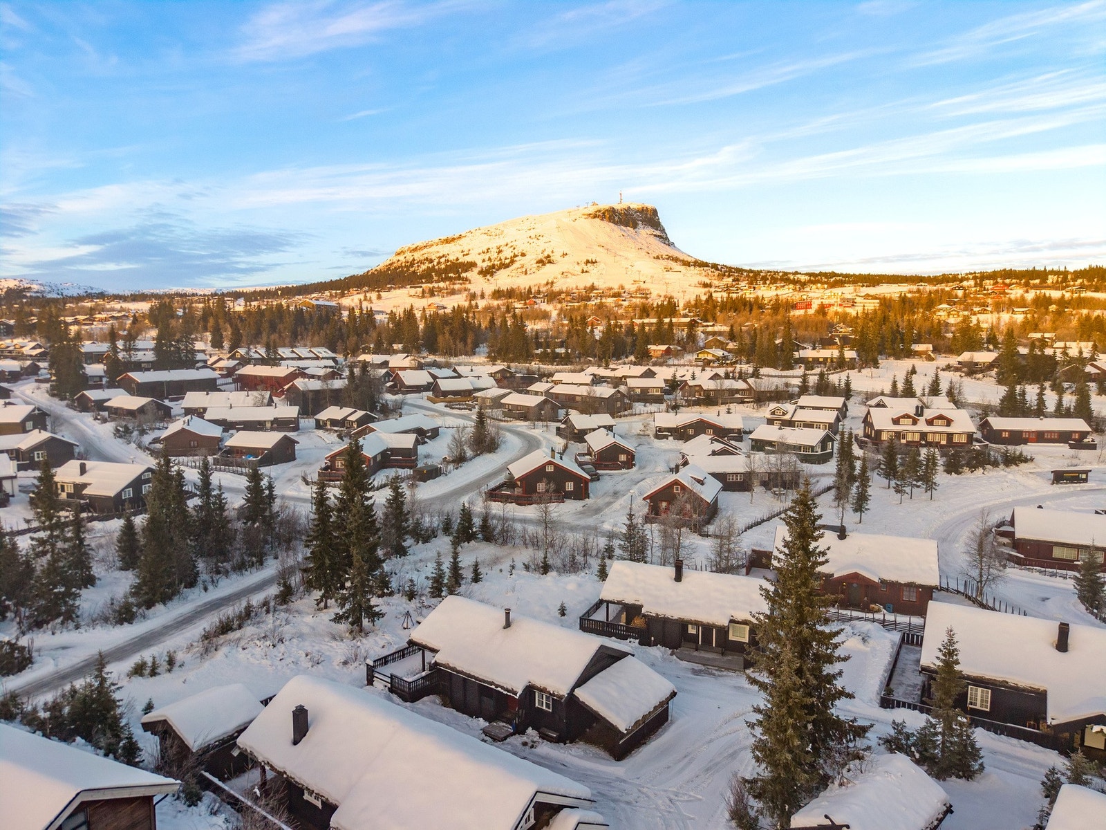 Pen, arealeffektiv og lettstelt hytte over ett plan. Galleribilde