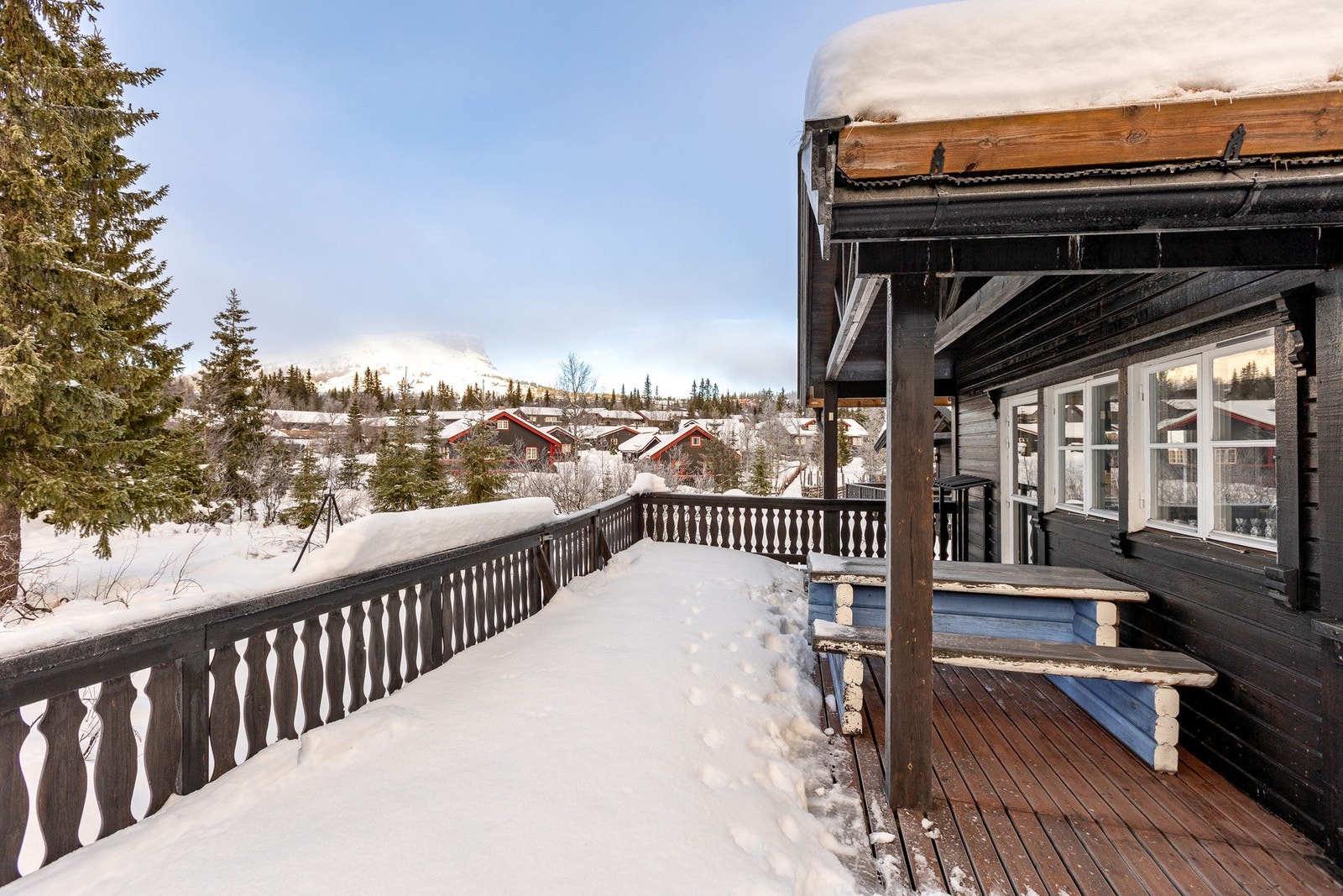 Fra verandaen kan man nyte utsikten mot Skeikampen. Galleribilde