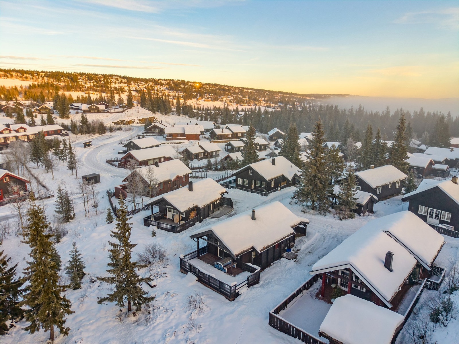 Her bor man like ved langrennsløypene, men kort gangavstand til lysløypen som går rett nedenfor hyttefeltet og som videre er koblet sammen med det omfattende løypenettet i området. Galleribilde