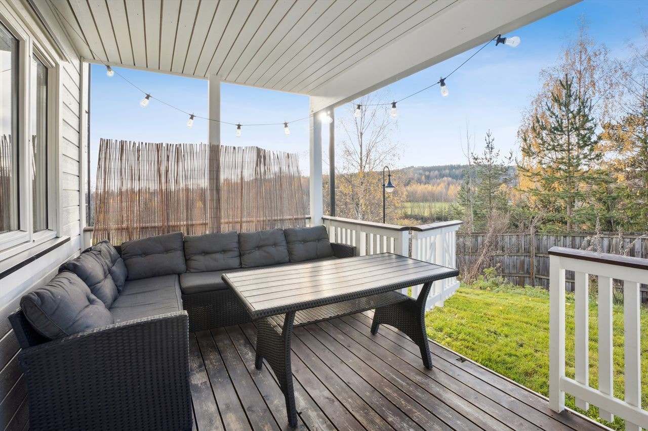 Usjenert terrasse med naturskjønne omgivelser Galleribilde