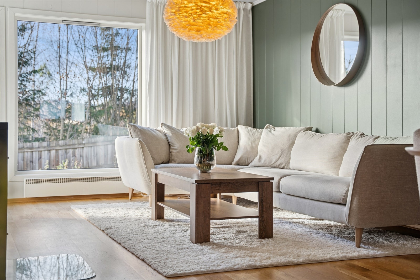 Fra sofakroken har man utsyn mot grønne omgivelser Galleribilde