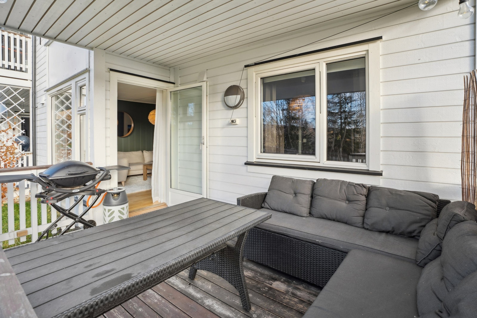 Fra stuen er det utgang til en sørøstvendt og takoverbygget terrasse på 9 m² Galleribilde