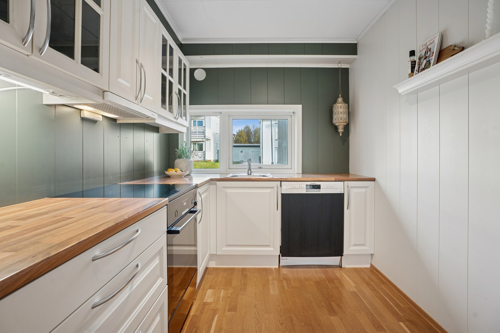 Innredningen byr på god skap- og benkeplass, med belysning under overskapene Galleribilde