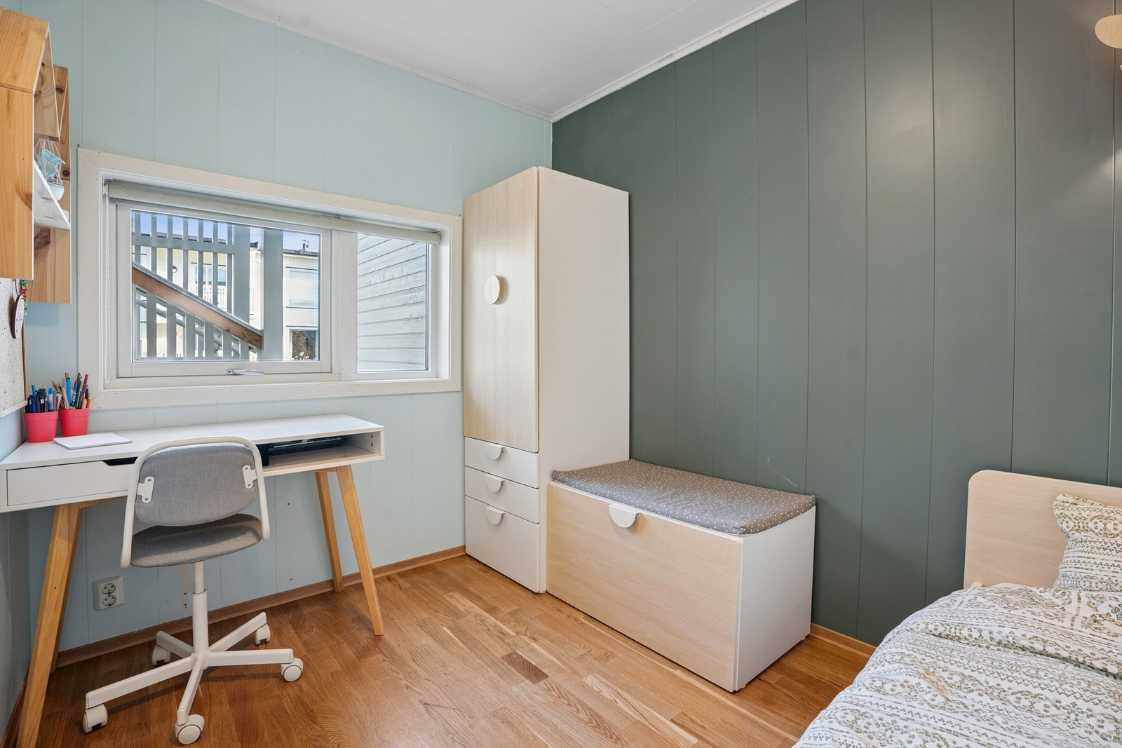 Soverom 2 egner seg godt som barnerom, gjesterom eller kontor. Nøytrale overflater på soverommene gir et godt utgangspunkt for personlig tilpasning Galleribilde