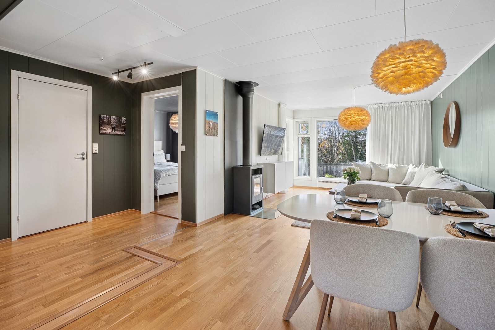 En lettvegg er fjernet for å åpne opp mer mellom gangen og stuen Galleribilde