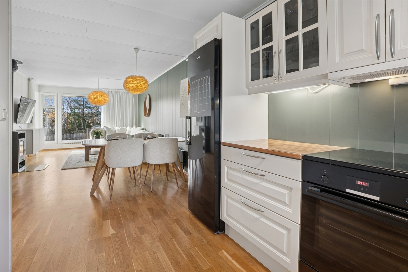 Kjøkkenet er funksjonelt med profilerte fronter og laminert benkeplate Galleribilde