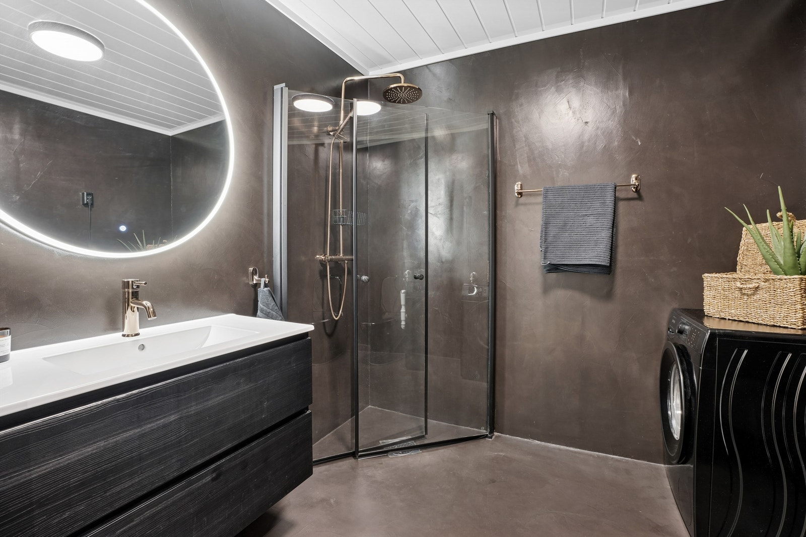 Leiligheten har et stilrent bad som ble modernisert av fagfolk i 2021 Galleribilde