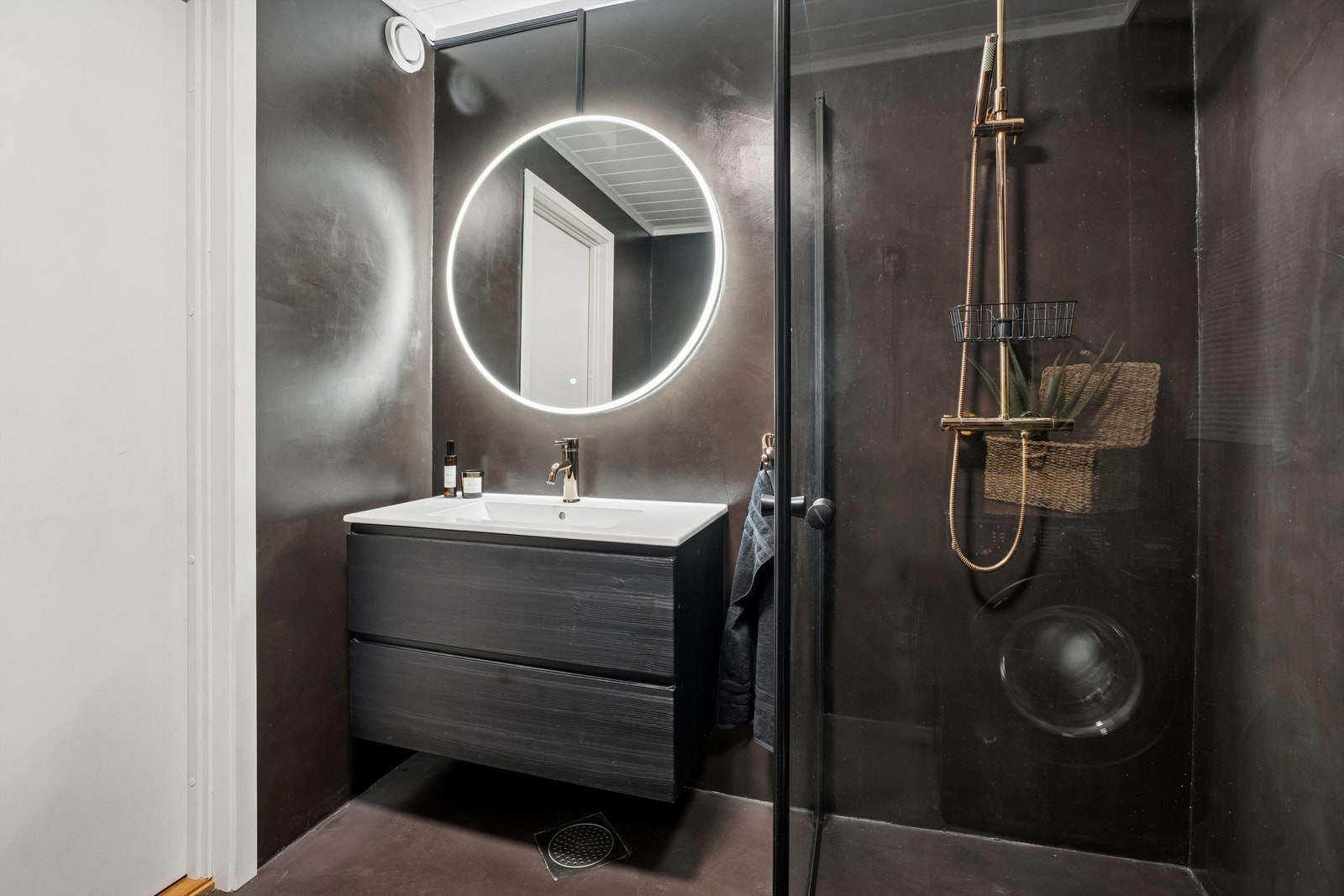 På badet er det varme i gulvet, vegghengt toalett og opplegg for vaskemaskin Galleribilde