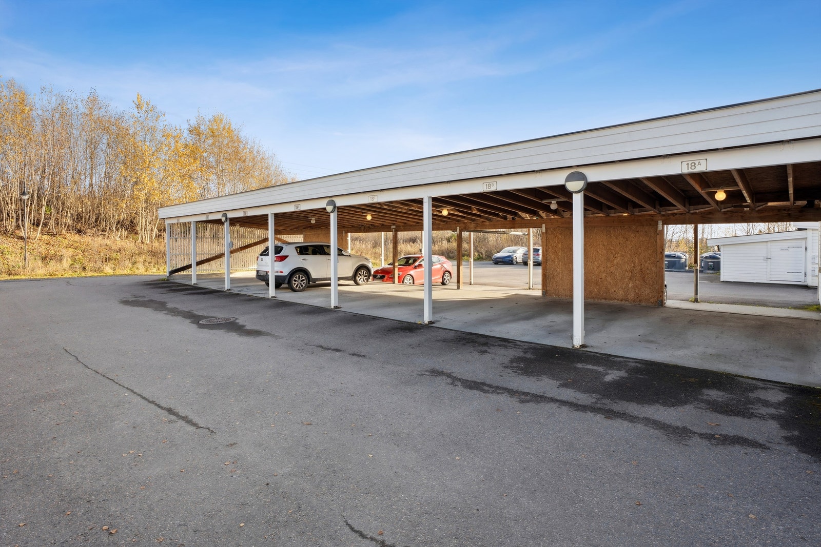 Det medfølger en fast parkeringsplass i et felles carportanlegg Galleribilde