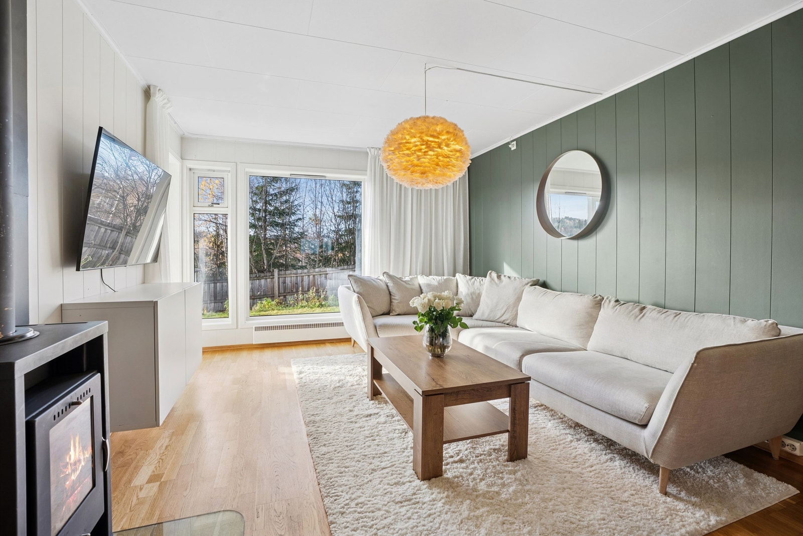 Lys og trivelig stue med store vindusflater Galleribilde