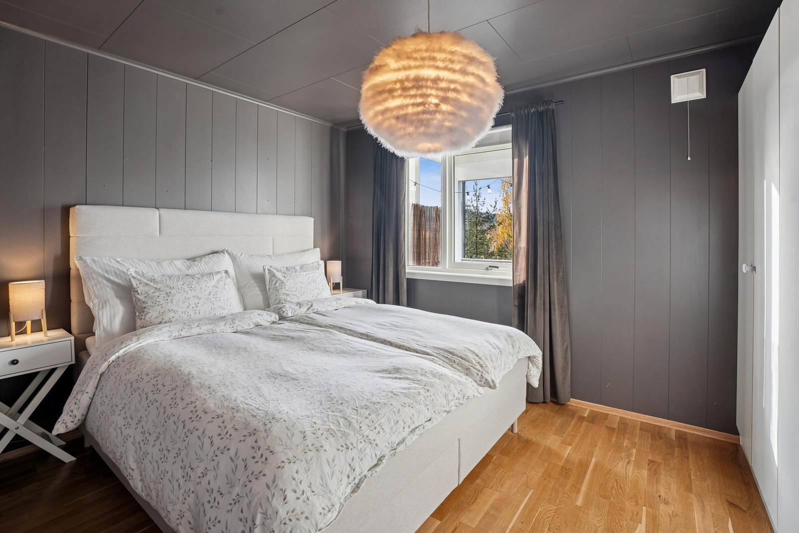 Leiligheten har to soverom. Hovedsoverommet har plass til dobbeltseng og garderobeløsning Galleribilde