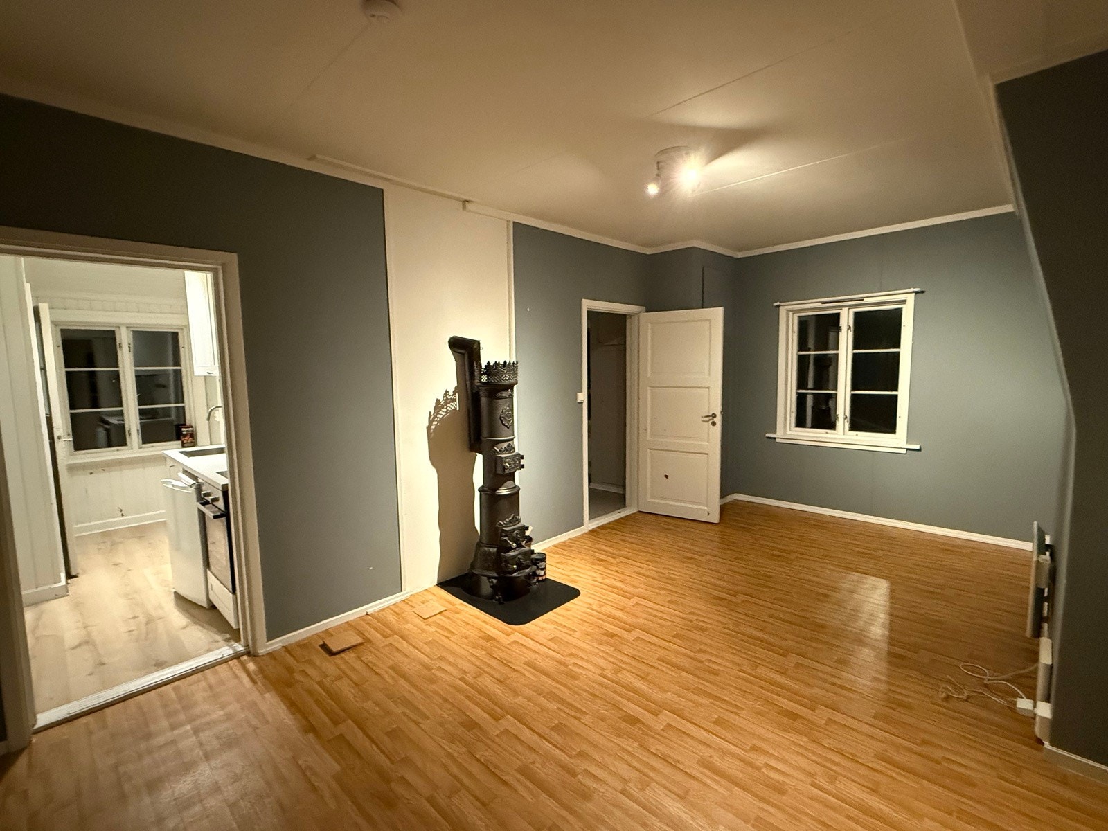 Stue i 2.etasje med god størrelse og utgang til balkong Galleribilde