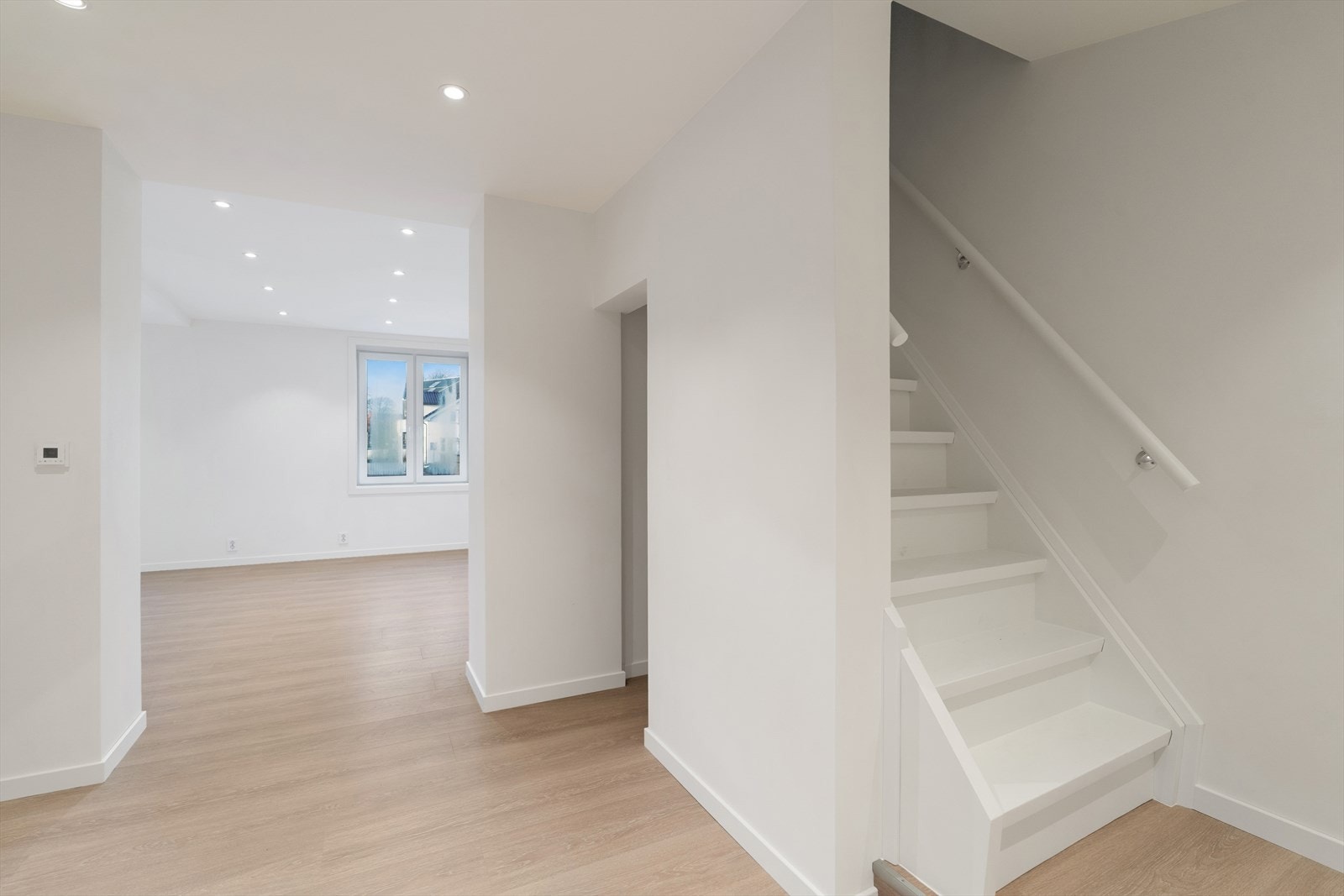 Innenfor hoveddøren gir entreen et meget godt førsteinntrykk! Galleribilde