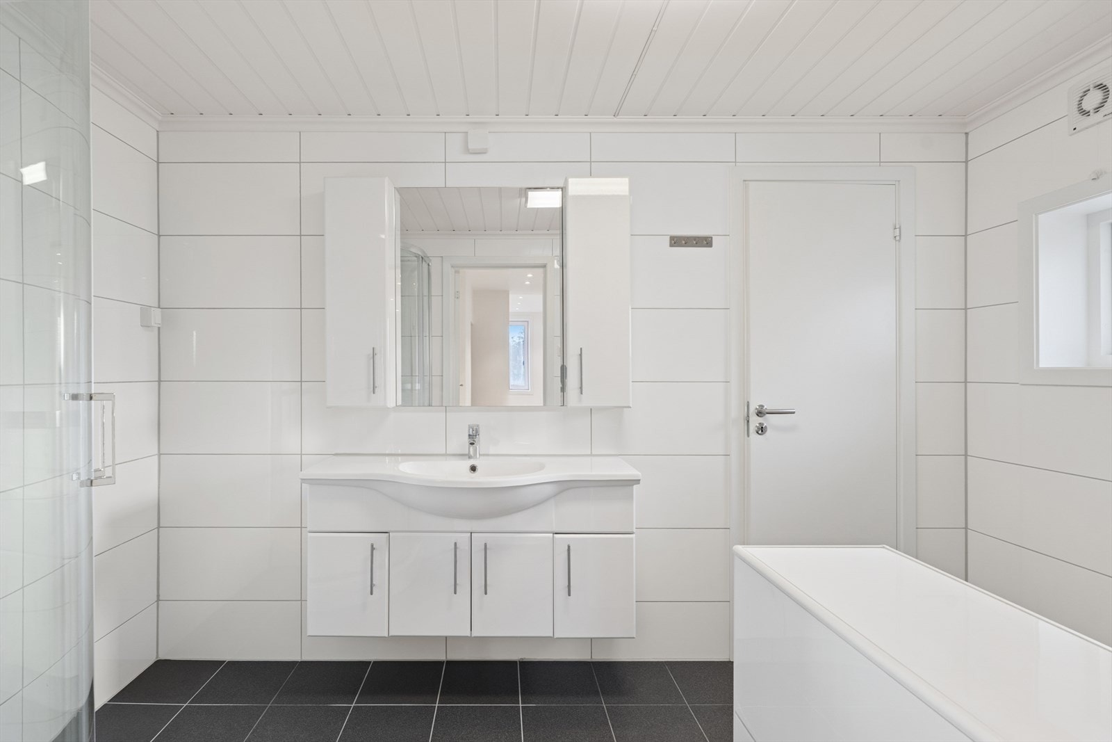 Delikat, flislagt baderom. Galleribilde