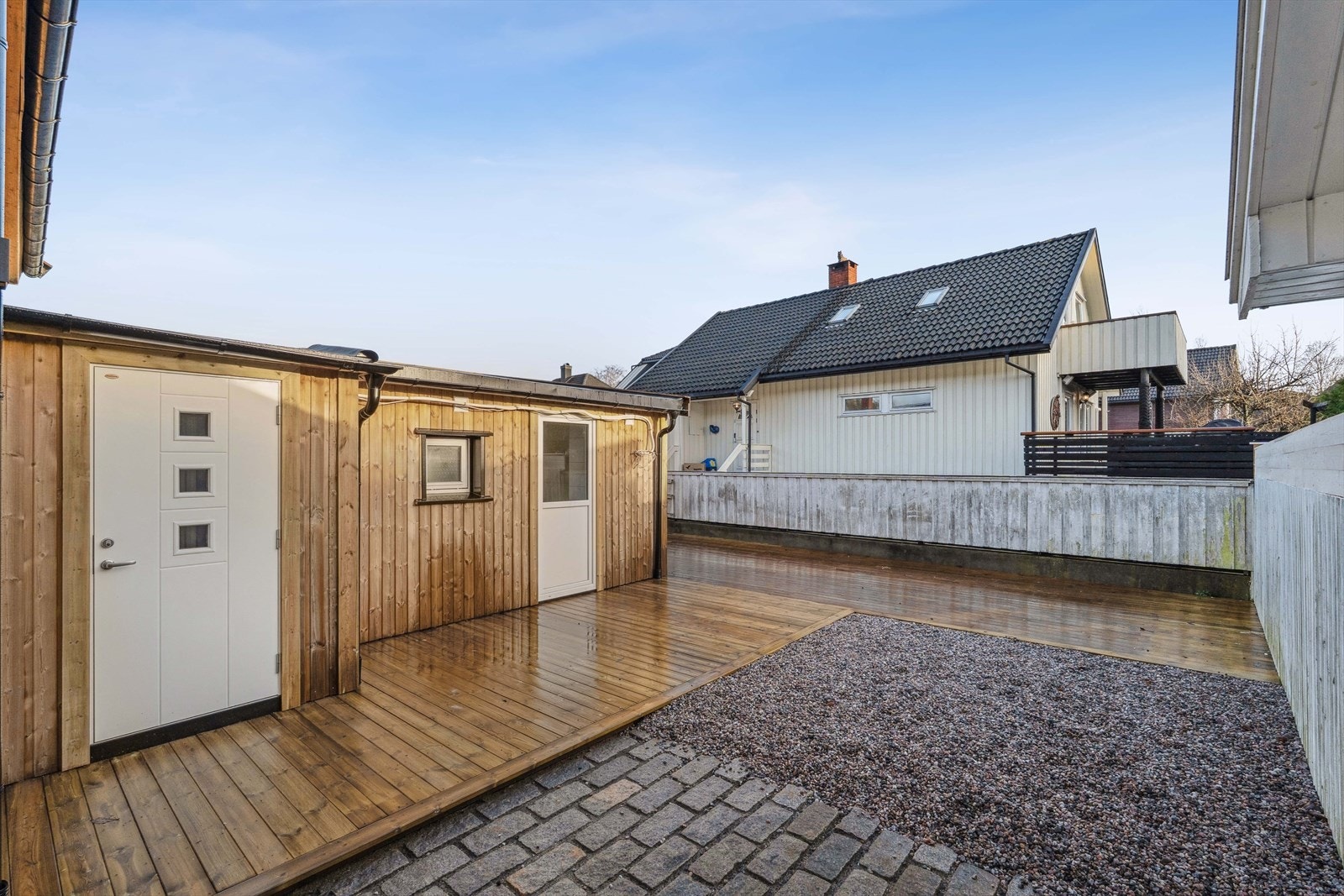 Pent uteområde med solplatting til stor glede på gode og varme sommerdager. Galleribilde