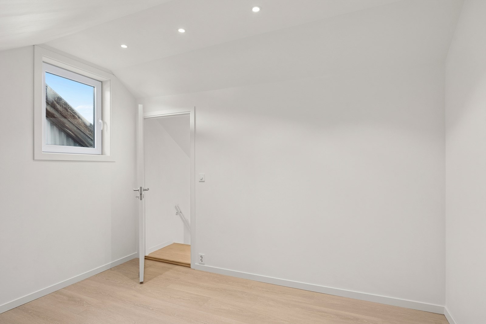 Lyst og luftig soverom klart for møblering og personlig preg. Galleribilde