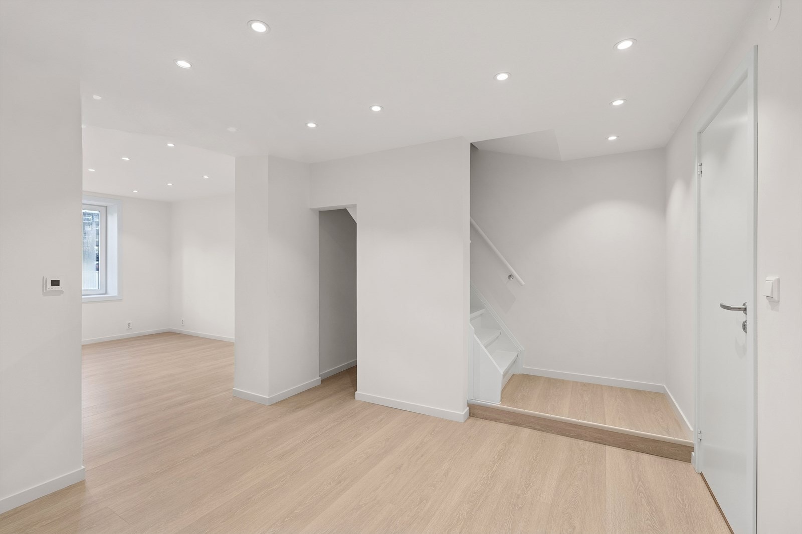 Her er det god plass til garderobeløsning for å henge fra seg yttertøy og sette fra seg sko. Galleribilde