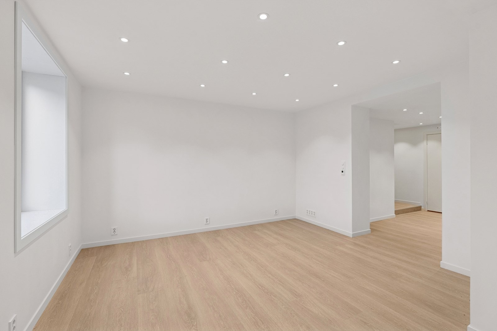 Herlig og romslig stue med store vindusflater som slipper inn mye naturlig lys. Galleribilde