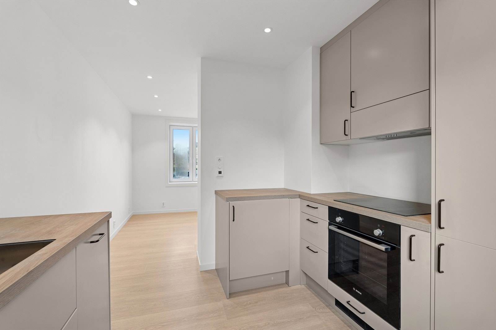 Kjøkken i åpen løsning med stue. Galleribilde