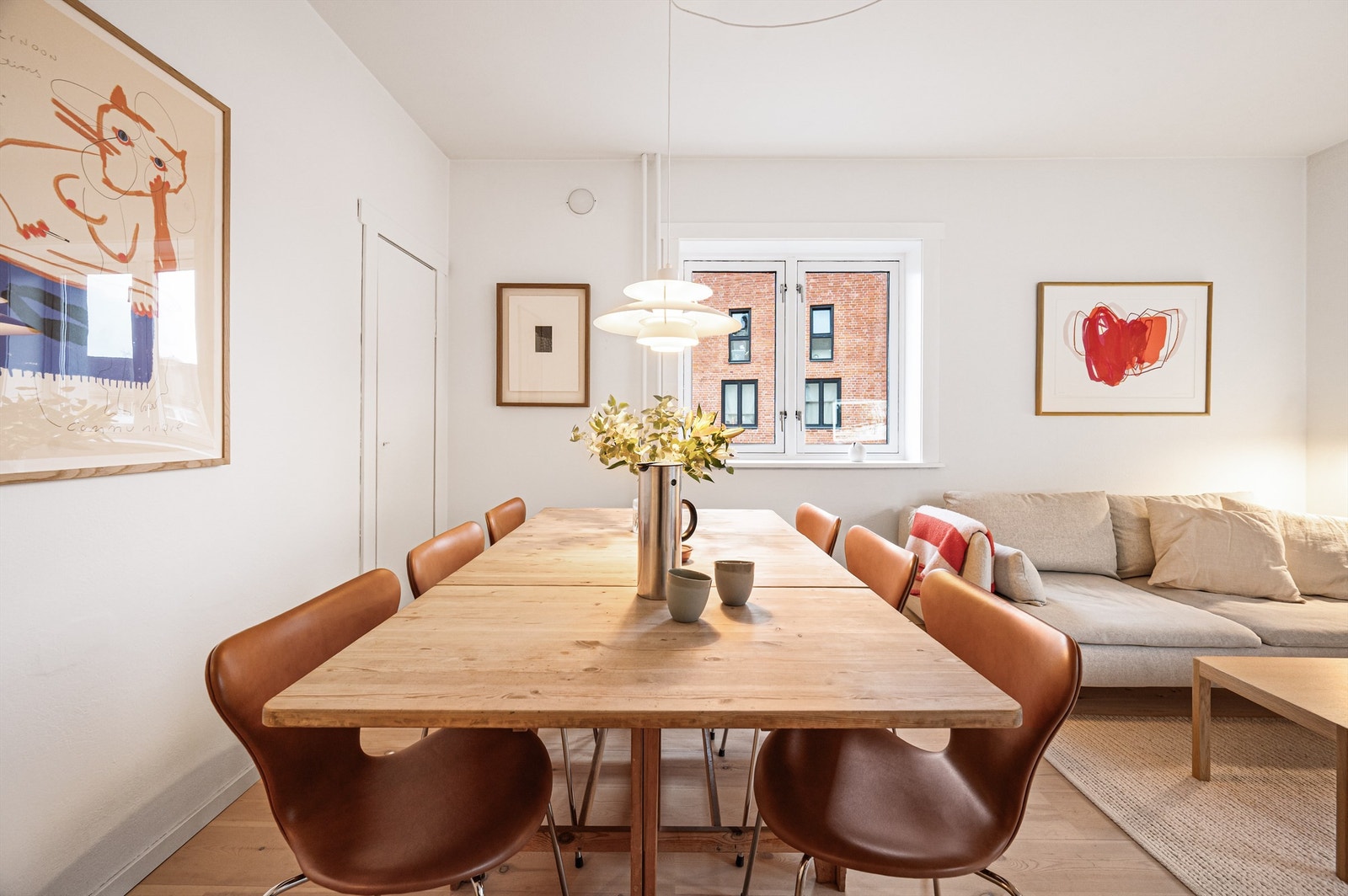 Stuen har en naturlig sone for en romslig spisegruppe med plass til sosiale sammenkomster. Galleribilde