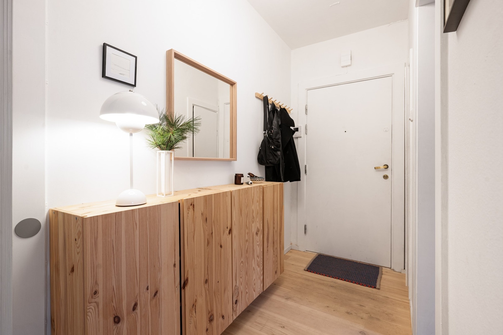 En lys og innbydende entré med plass til oppbevaring av yttertøy og sko. Galleribilde