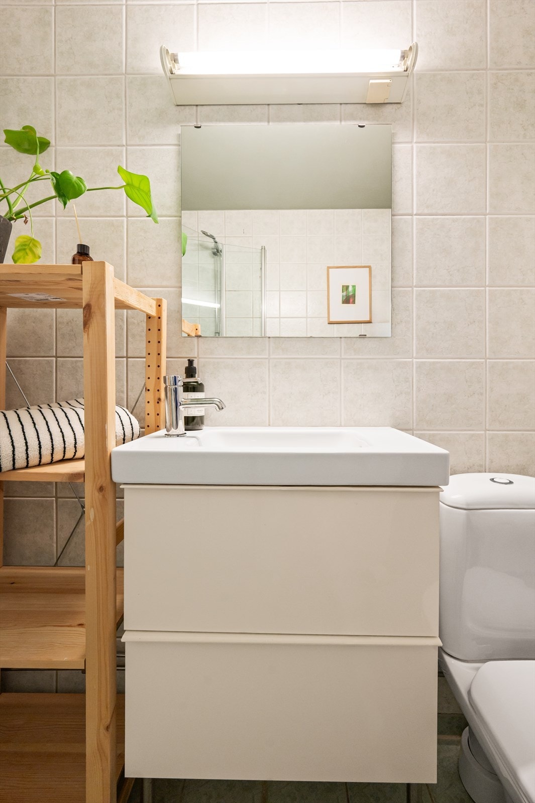 Innredningen består av servant med underskap, speil og toalett. Galleribilde