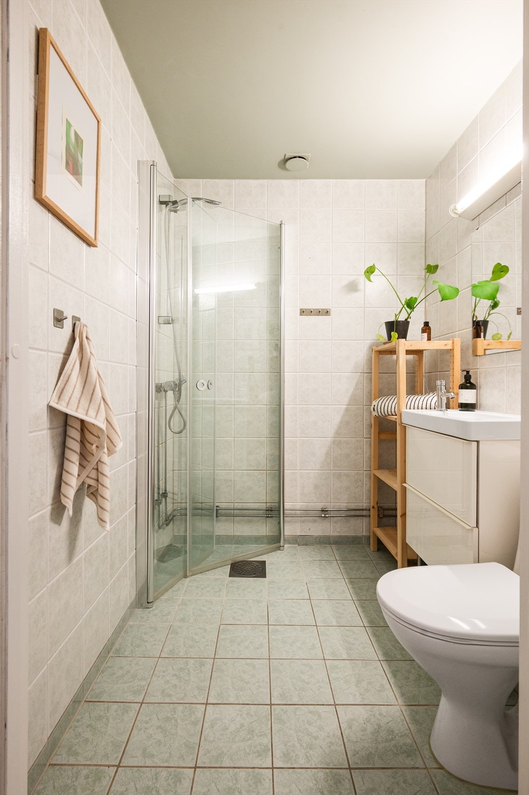 Badet er utstyrt med et dusjhjørne med praktiske, svingbare glassdører. Galleribilde