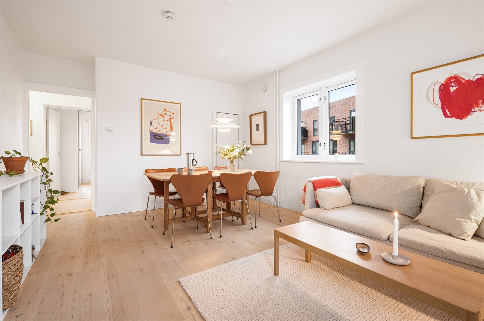 En lys og gjennomgående 2-roms endeleilighet med klassisk sjarm og en attraktiv beliggenhet på Torshov. Galleribilde