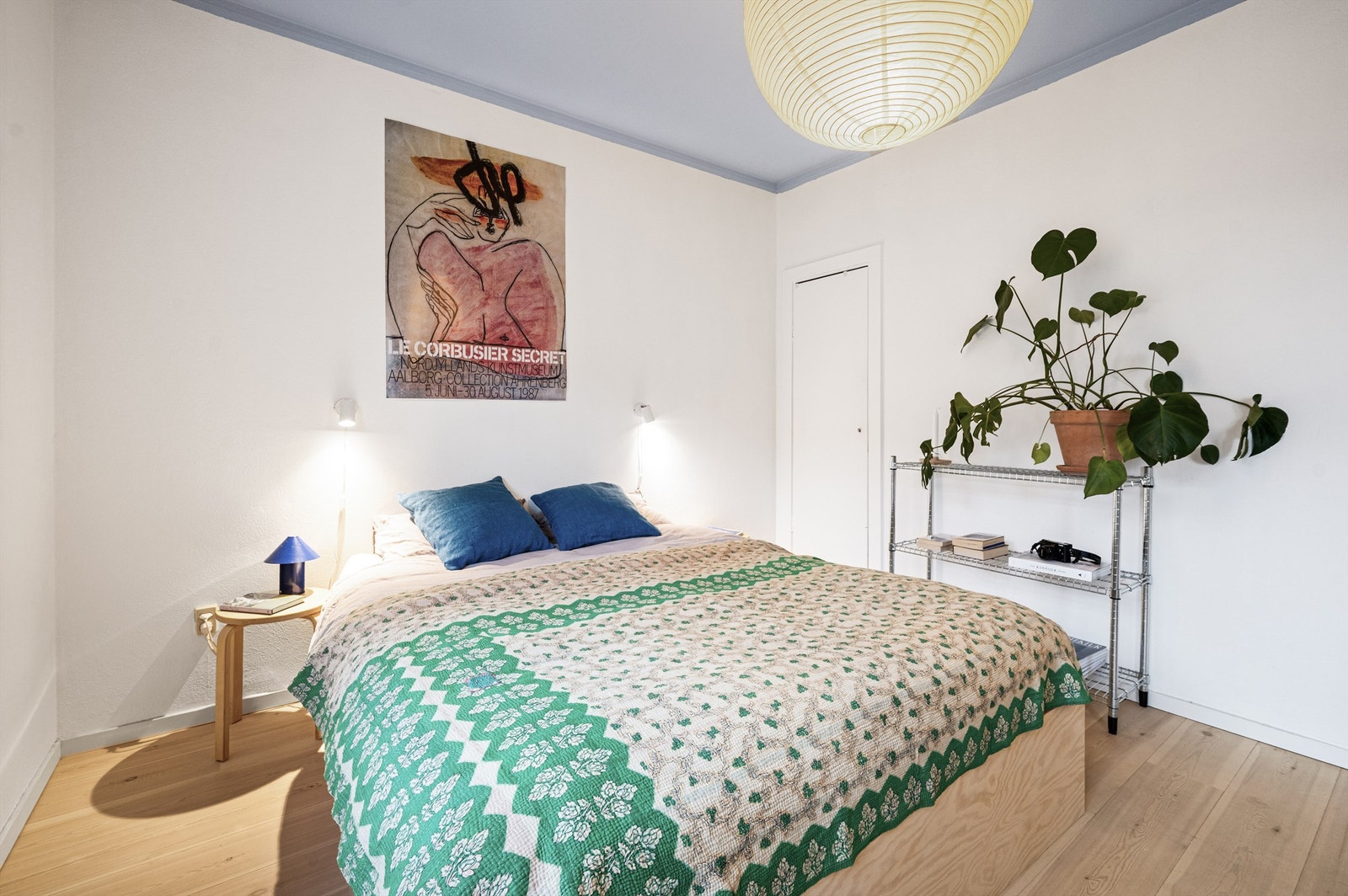 Lyse, malte overflater og lekkert tregulv skaper en behagelig atmosfære i soverommet. Galleribilde