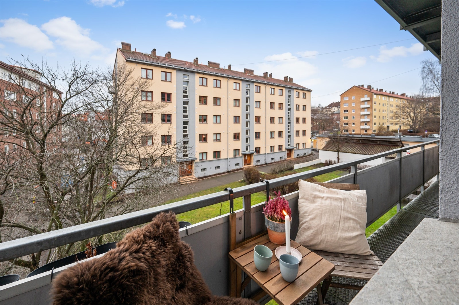 Brannbalkongen har plass til en liten sittegruppe der årets varme dager kan nytes. Brannbalkongen må innredes i henhold til vedtekter og husordensregler. Galleribilde