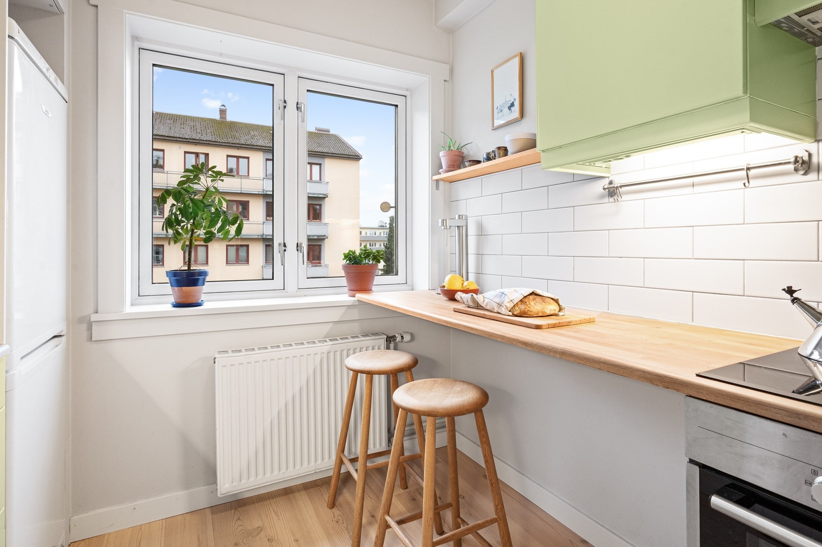 En praktisk barløsning ved vinduet gir en hyggelig spiseplass på kjøkkenet. Galleribilde