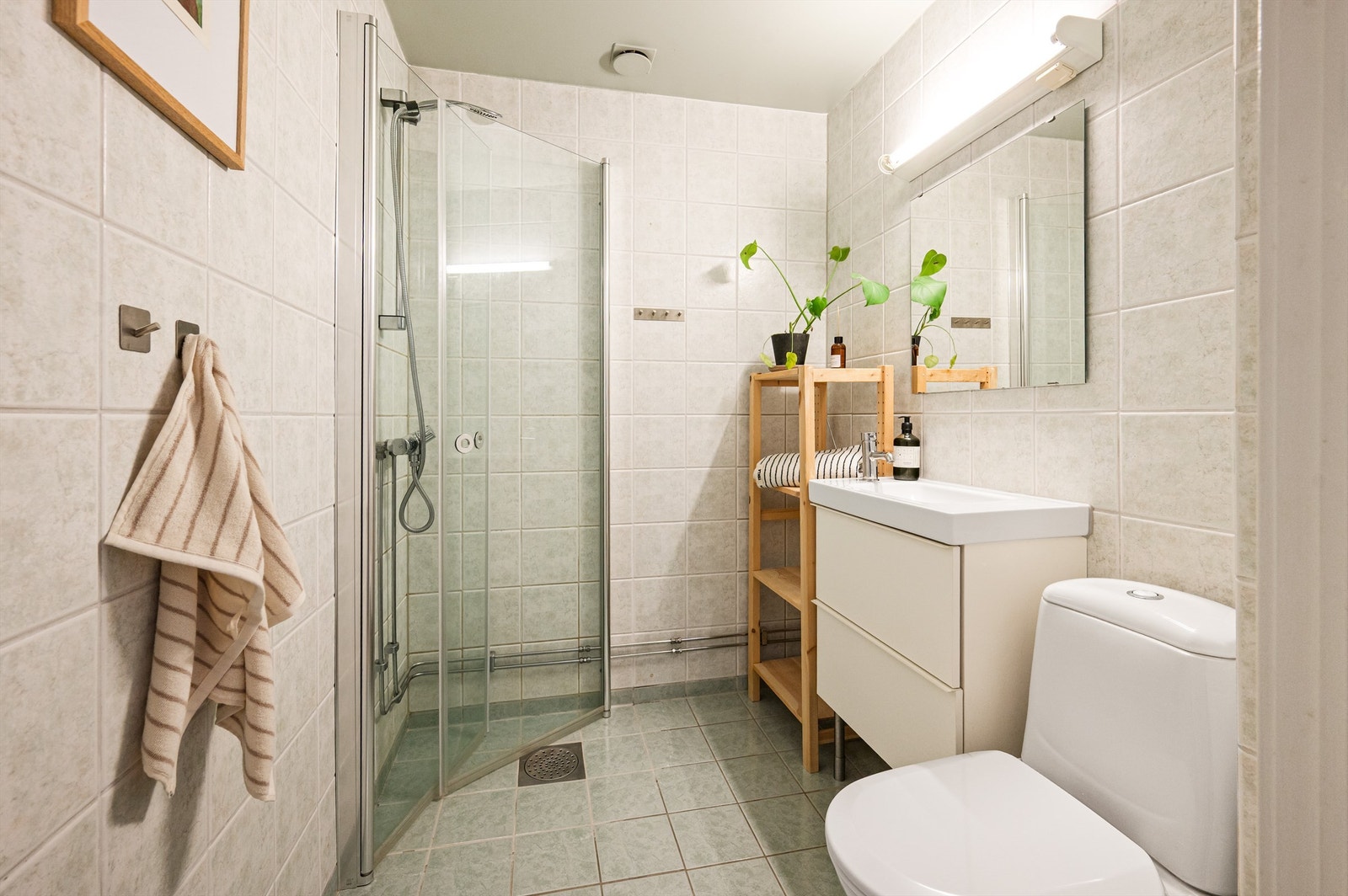 Flislagt bad med elektrisk gulvvarme for ekstra komfort. Galleribilde