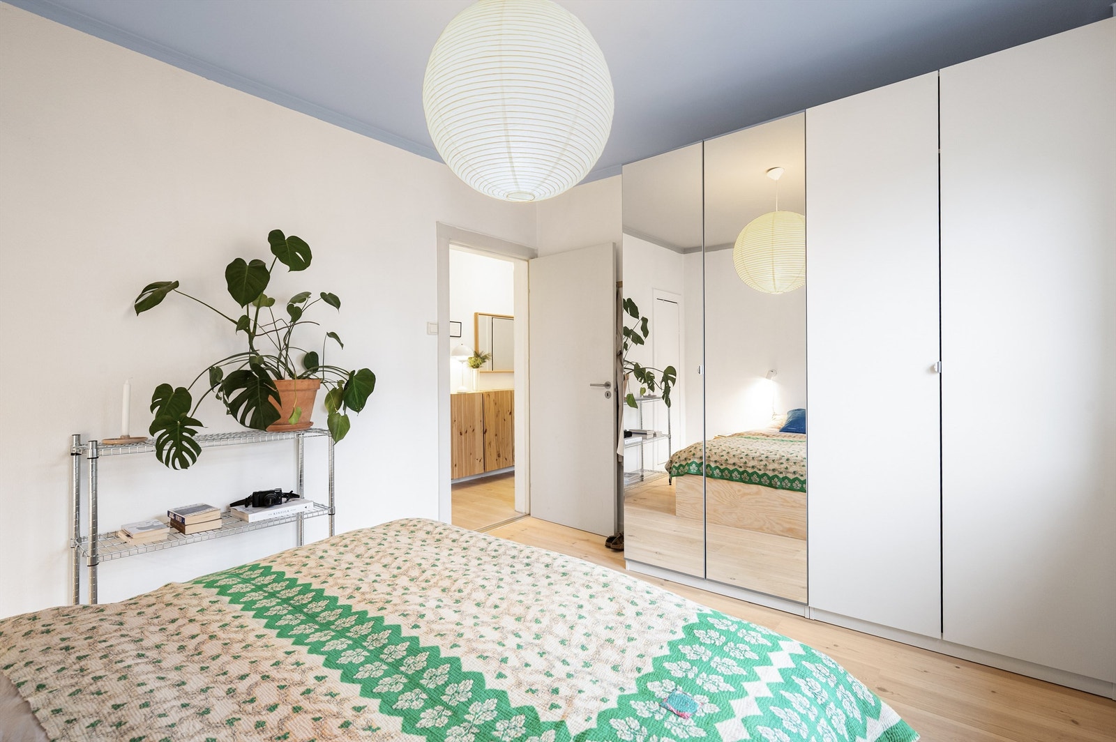 Det er rikelig med oppbevaringsplass i en romslig garderobe. Galleribilde