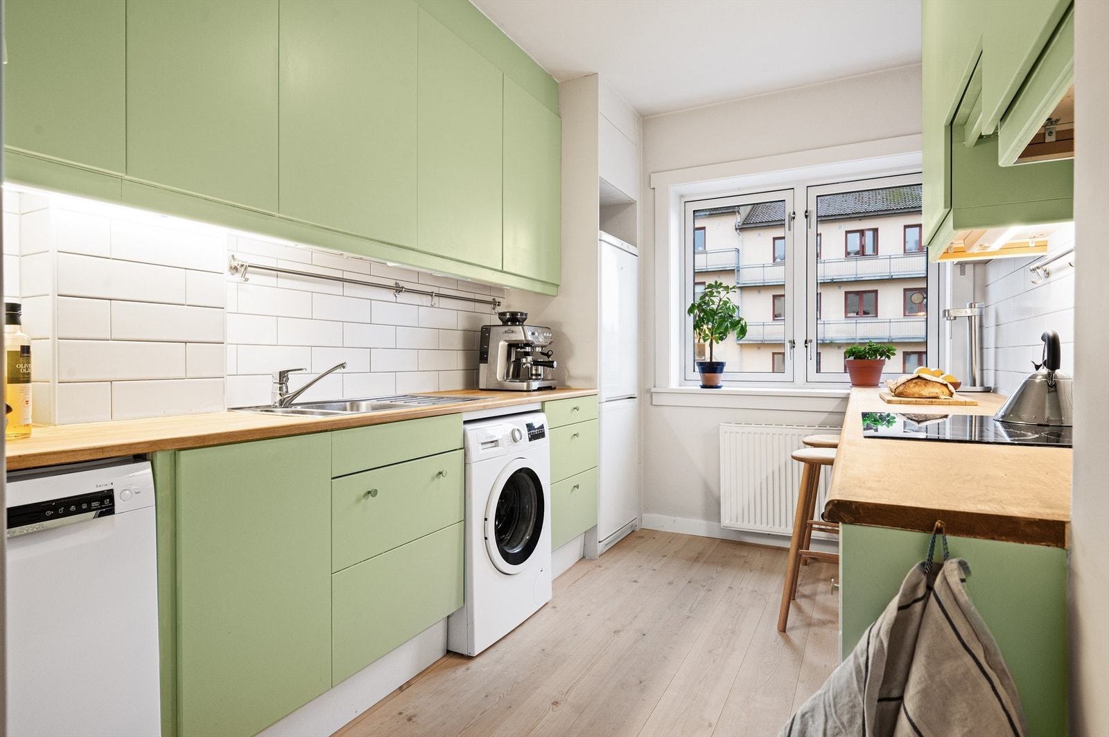 Kjøkkenet ble oppgradert i 2023 med malte fronter og slipt benkeplate i heltre. Galleribilde