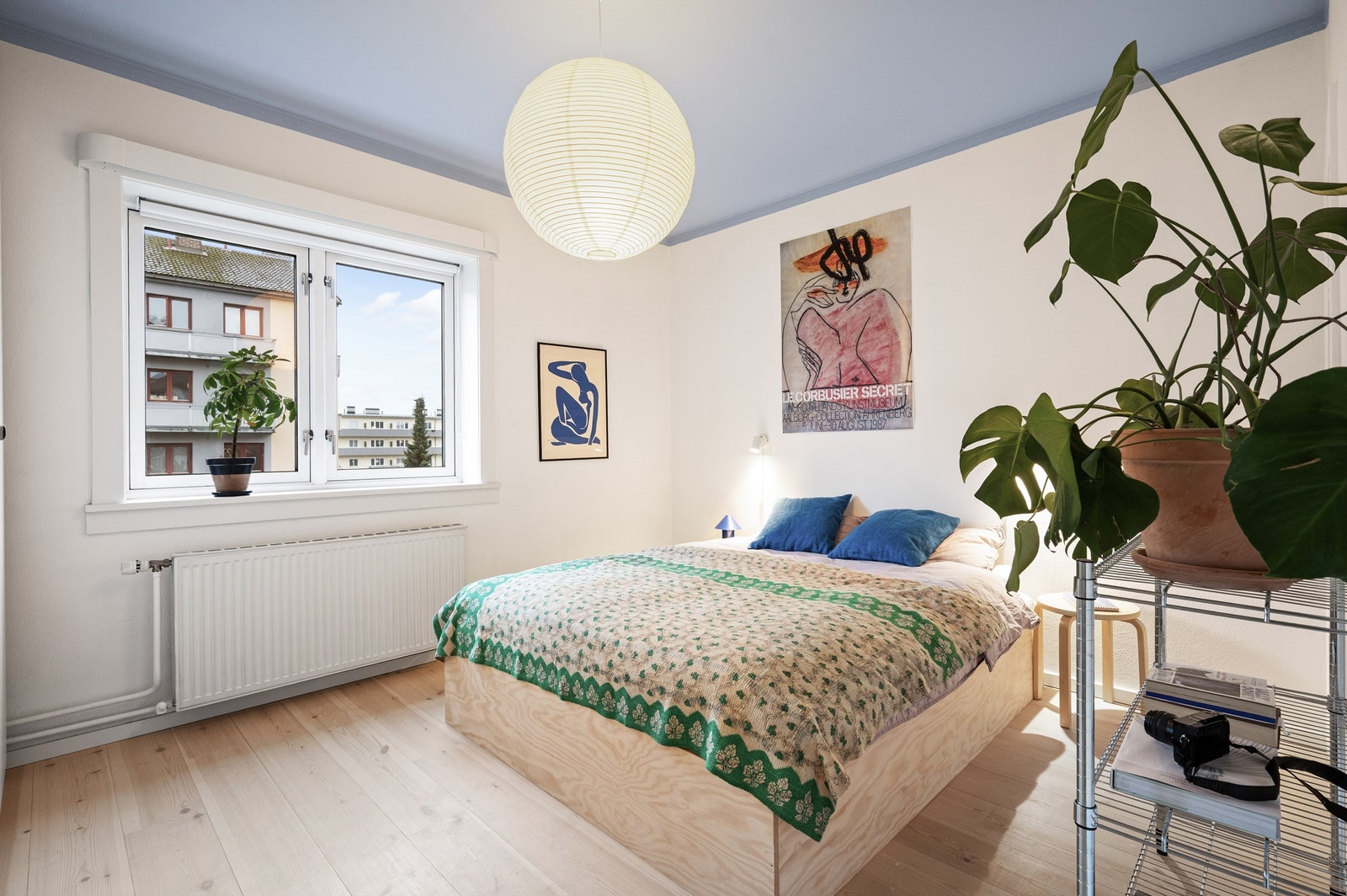 Soverommet er av god størrelse med plass til dobbeltseng og oppbevaringsmøbler. Galleribilde