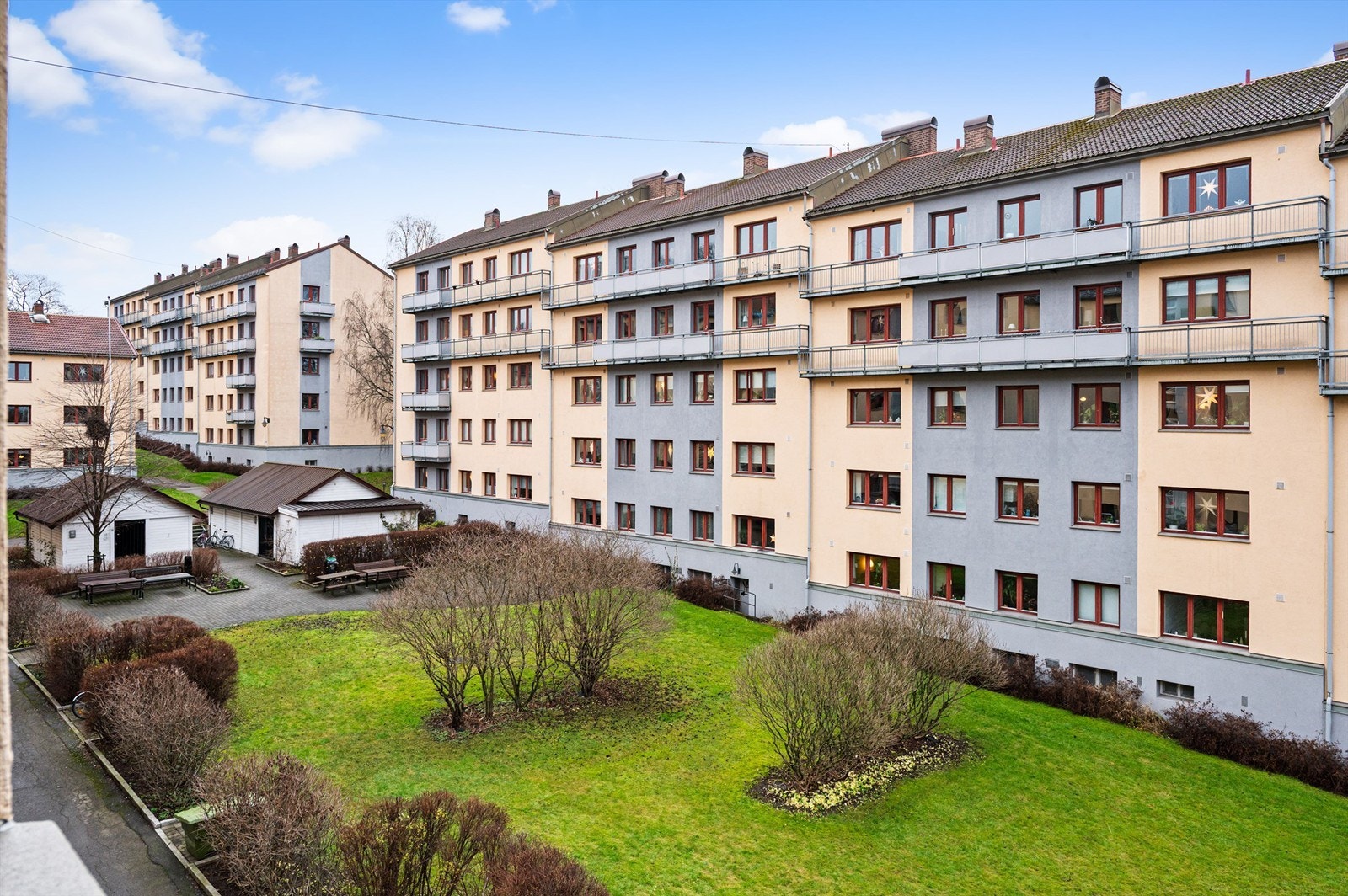 Leiligheten vender ut mot borettslagets rolige og grønne fellesarealer. Galleribilde