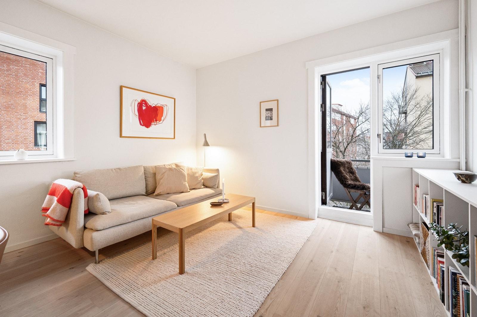 Det er store vindusflater fra flere sider som slipper inn rikelig med lys og som kombinert med den gode takhøyden bidrar til å skape en luftig følelse i leiligheten. Galleribilde