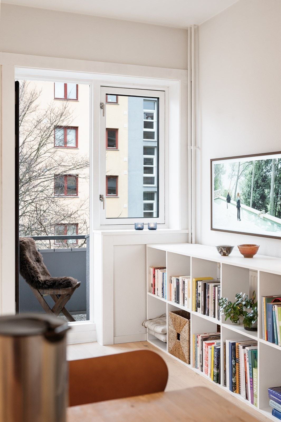 Balkongdøren kobler stuen med uteplassen og slipper inn godt med lys. Galleribilde