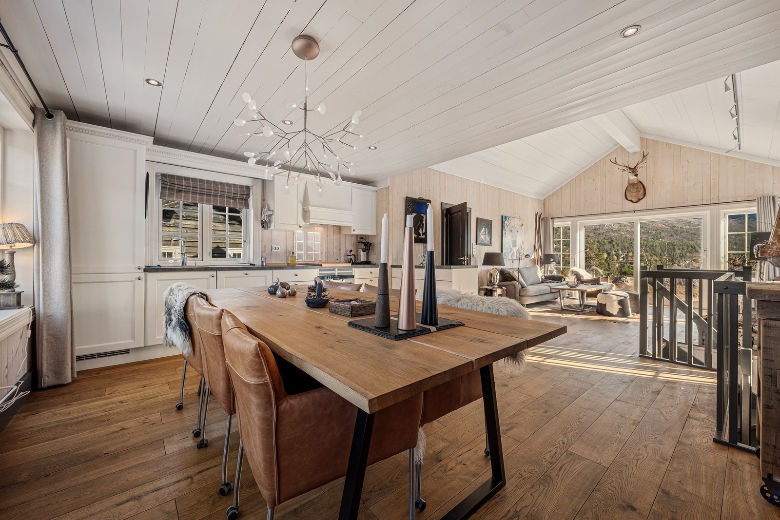 Fra spiseplass mot stue. Galleribilde