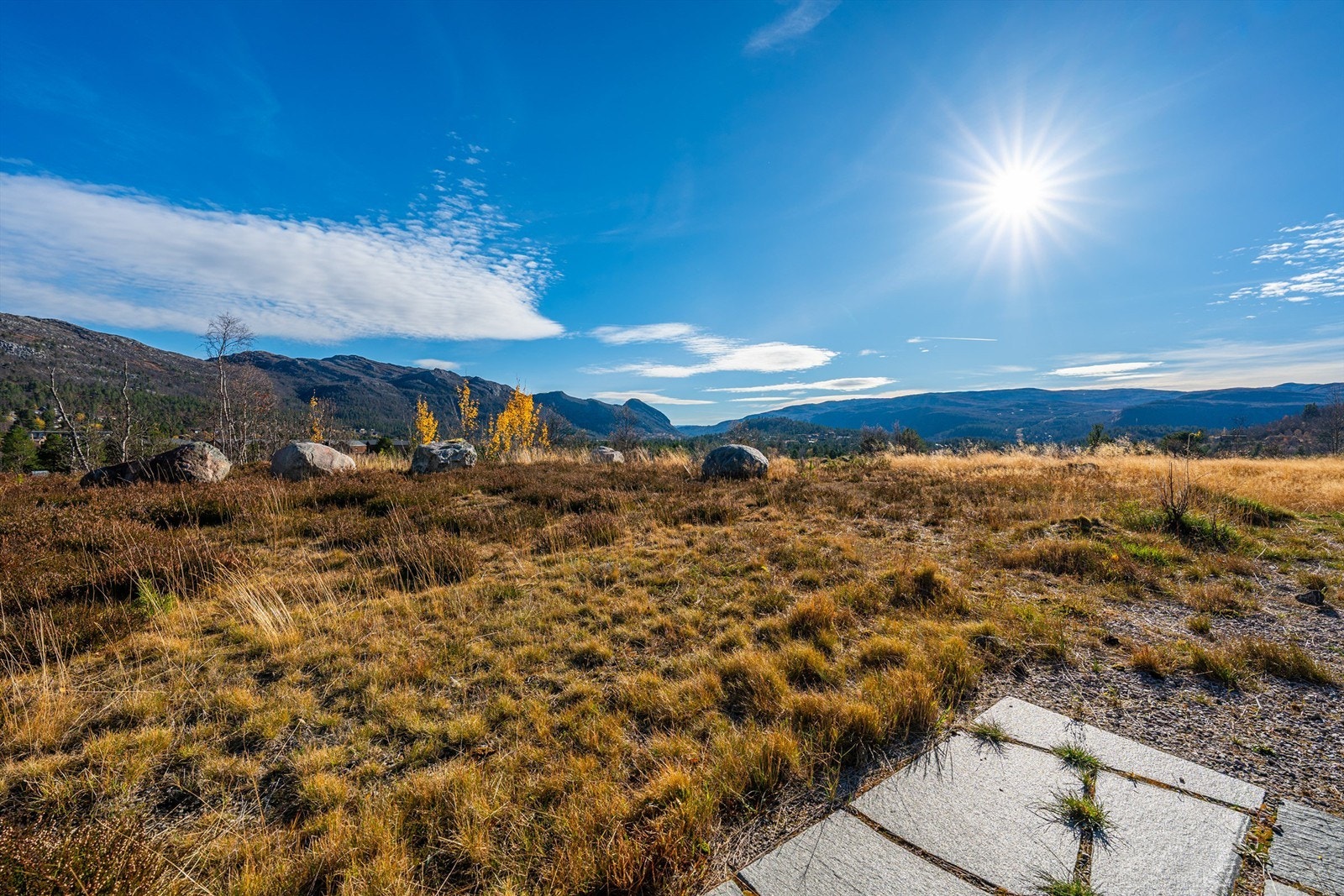Usjenert beliggenhet i ytterste rekke med gode sol - og utsiktsforhold Galleribilde