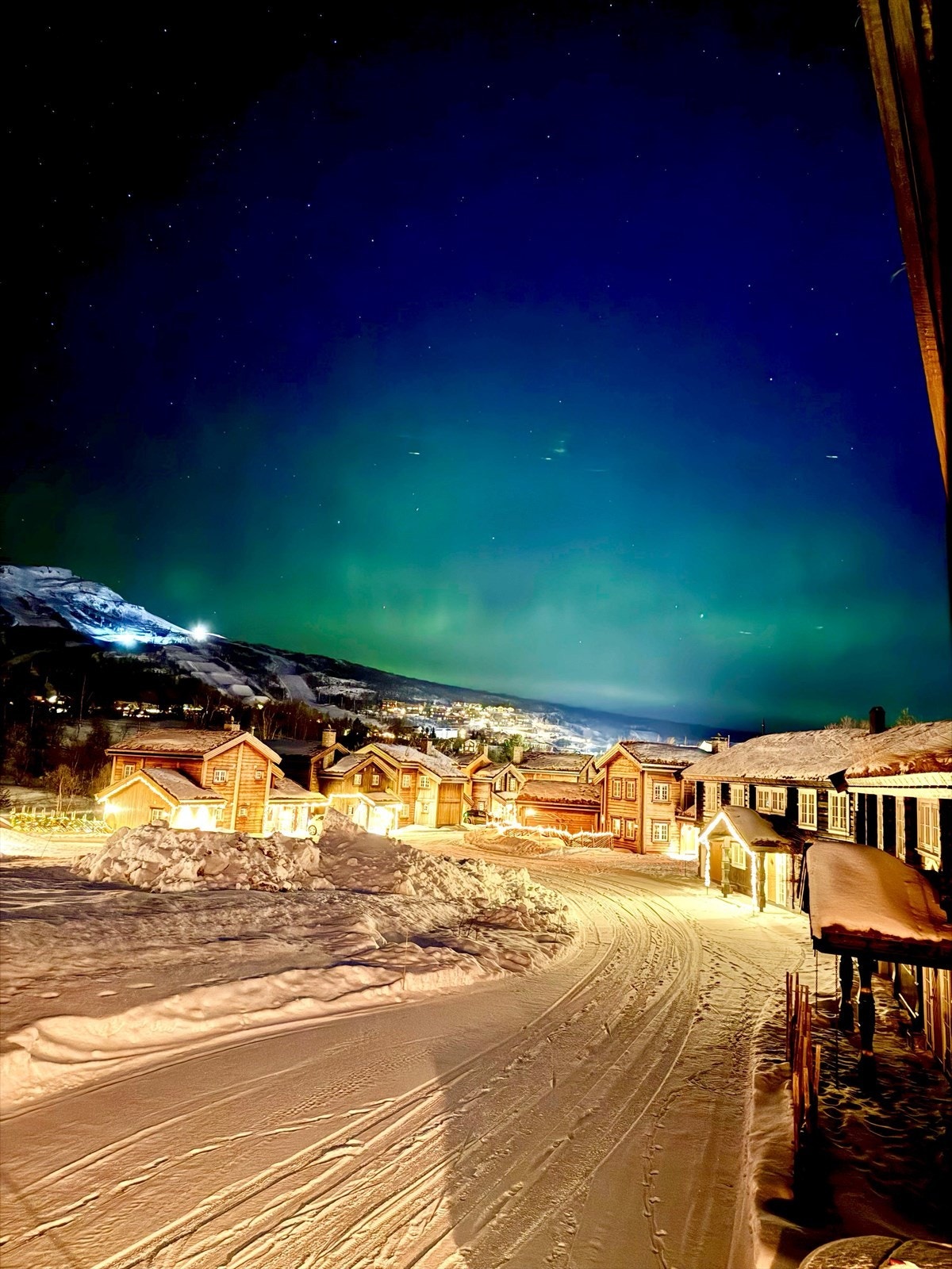 Nordlys over hyttetunet, fotografert fra Spisestuen. Galleribilde