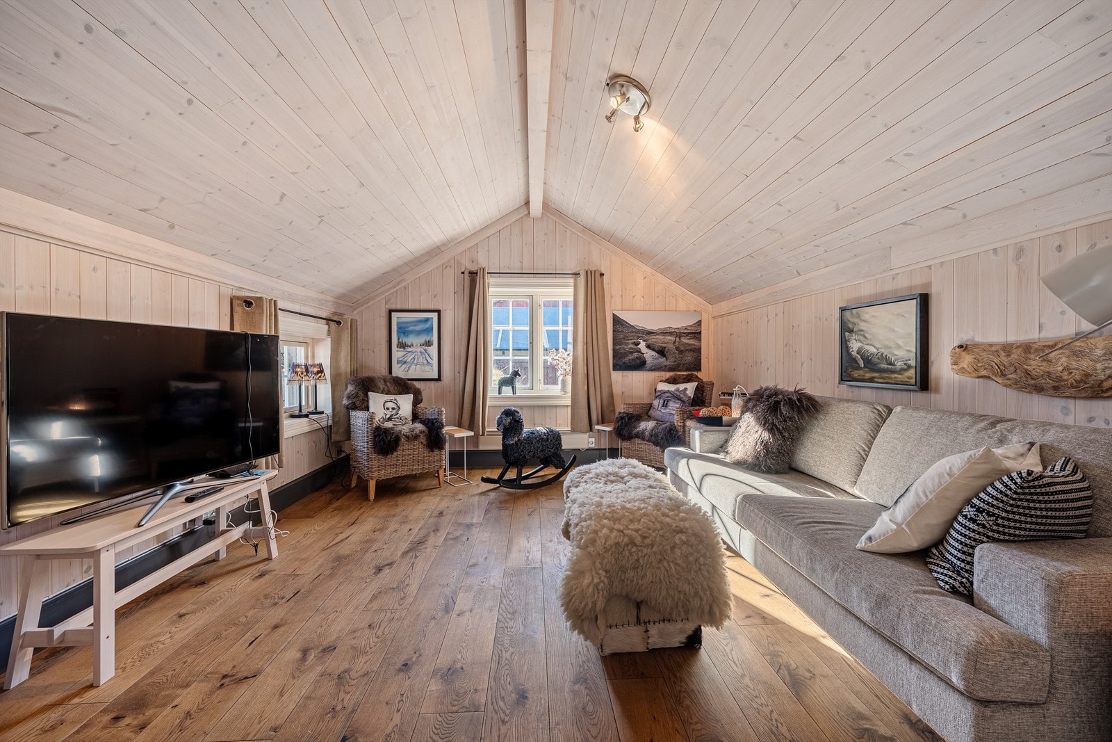 Stor og flott TV stue, adskilt fra stue og kjøkken som gir mulighet for avslapping og ro Galleribilde