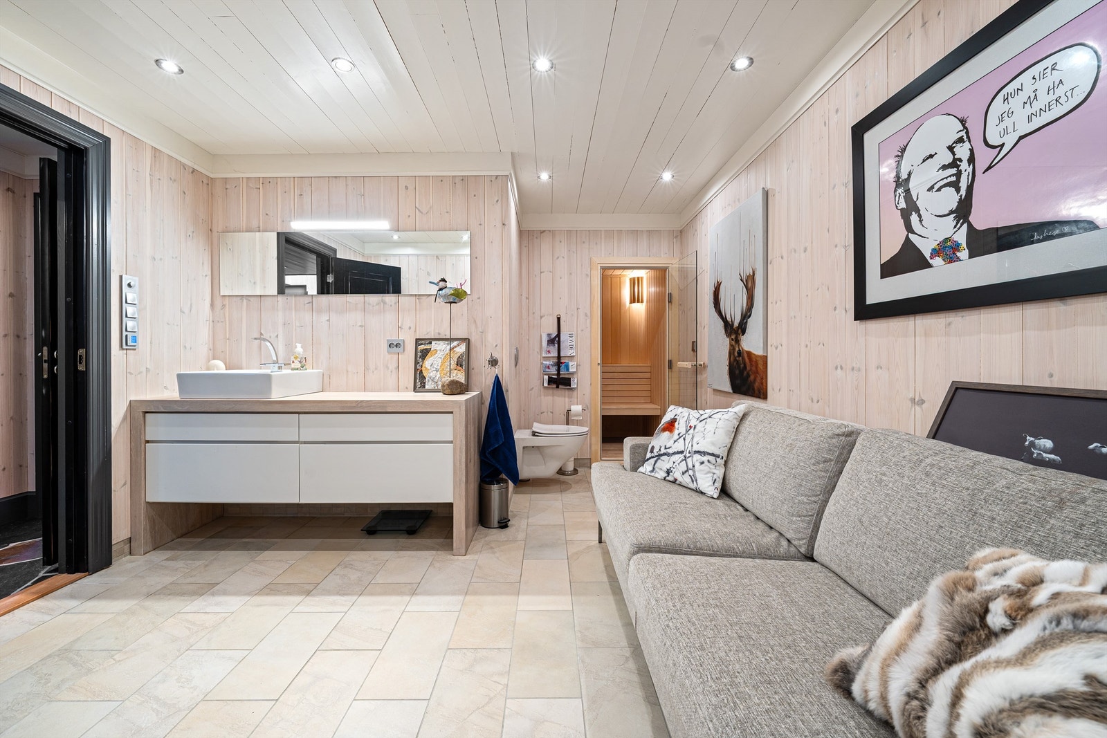 Stort bad med badstue og avslapningssone. Galleribilde