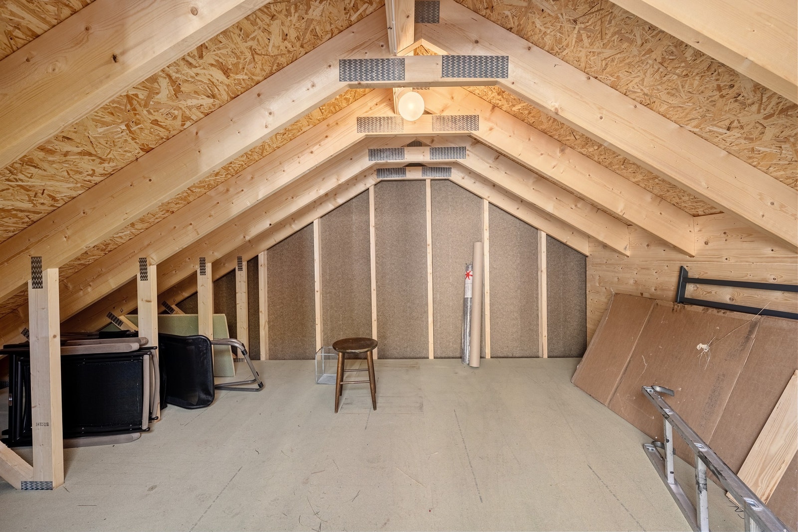 Bodplass over garasjen tilgjengelig fra terrassen og uteplass utenfor stuen. Galleribilde